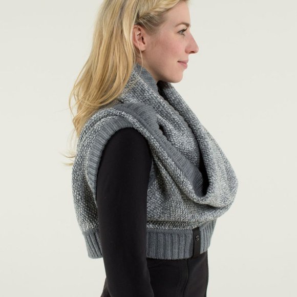 LULULEMON Cozy Yogi Infinity Scarf Wrap in Heathered Medium Grey / Angel Wing OS - Picture 3 of 10